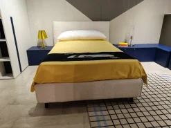 Letto imbottito modello Cut compatto di Samoa scontato 36%