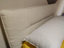 Letto imbottito modello Cut compatto di Samoa scontato 36%