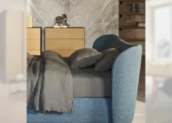 Letto imbottito modello Embrace di Pianca scontato 30%