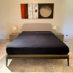 Letto imbottito modello Kelly di Poliform scontato 39%