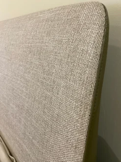 Letto imbottito modello Kelly di Poliform scontato 39%