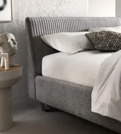 Letto imbottito modello Keen compatto di Samoa scontato 35%