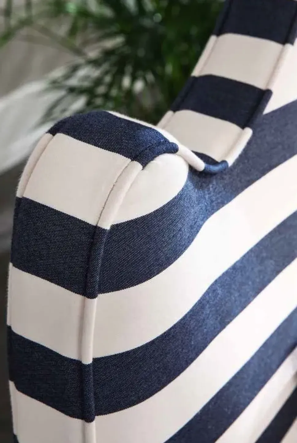 Letto imbottito modello Letto luxury doppio contenitore di Md work scontato 50%