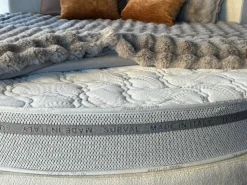 Letto imbottito modello Letto rotondo cristal high-tech tessuto di Artigianale scontato 48%