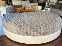 Letto imbottito modello Letto rotondo cristal high-tech tessuto di Artigianale scontato 48%