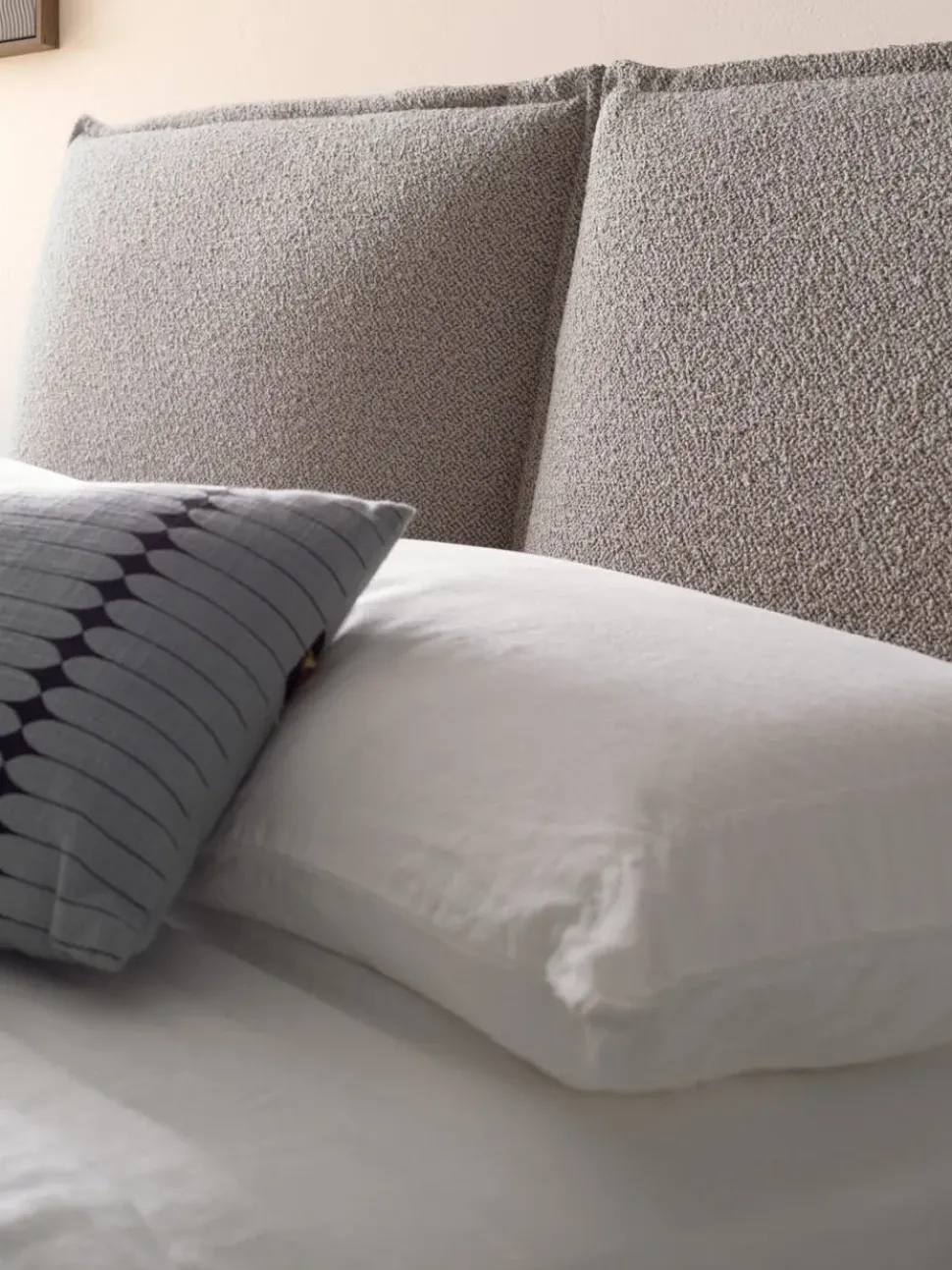 Letto imbottito modello Letto matrimoniale modello alissa di Orme scontato 40%