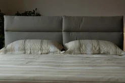 Letto imbottito modello Plio di Oggioni scontato 7%