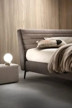 Letto imbottito modello Stick di Samoa scontato 35%