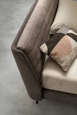 Letto imbottito modello Stick di Samoa scontato 35%