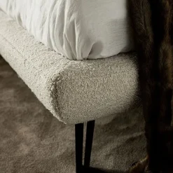 Letto imbottito modello Thomas di Cattelan italia scontato 30%