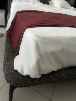 Letto imbottito modello Velvet di Novamobili scontato 13%