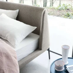 Letto imbottito modello Velvet di Novamobili scontato 30%