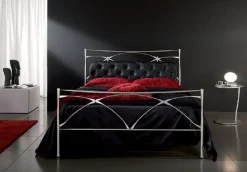 Letto in ferro battuto con gambe Letto matrim. mod.luce con testiera capitonnè in promo-sconto del 50% Artigianale a prezzo scontato