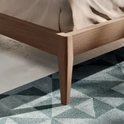 Letto in legno con gambe Miranda Homes a prezzo ribassato