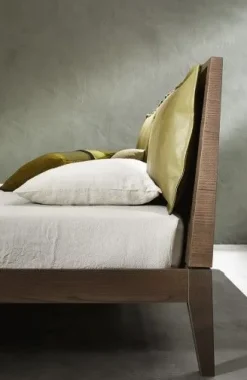 Letto in legno con gambe Bic Ballancin a prezzo ribassato