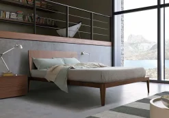 Letto in legno con gambe Spillo Pianca a prezzo scontato