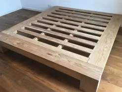 Letto in legno con giroletto Giroletto slat teak massello Artigianale a prezzo scontato