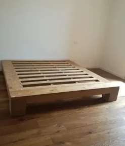 Letto in legno con giroletto Giroletto slat teak massello Artigianale a prezzo scontato