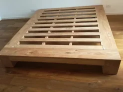 Letto in legno con giroletto Giroletto slat teak massello Artigianale a prezzo scontato