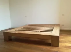 Letto in legno con giroletto Giroletto slat teak massello Artigianale a prezzo scontato