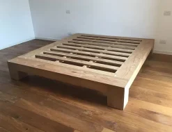 Letto in legno con giroletto Giroletto slat teak massello Artigianale a prezzo scontato