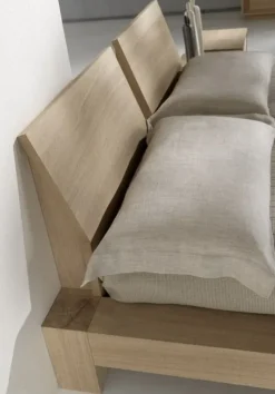Letto in legno con giroletto Letto in pieno rovere spazzolato Md work a prezzo ribassato