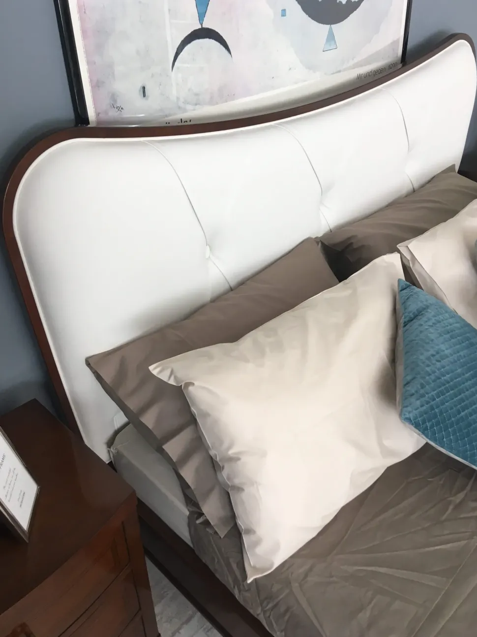 Letto in legno con piedini Letto le fablier mimose mod. nuvola tinta classica ed ecopelle bianca Le fablier a prezzo scontato