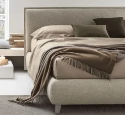 Letto king size con piedini Pascal V&nice a prezzo scontato