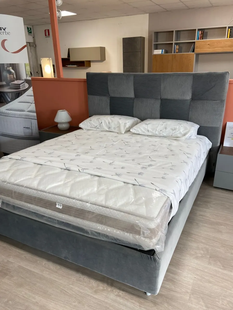 Letto matrimoniale con contenitore Feniglia Nefi a prezzo scontato