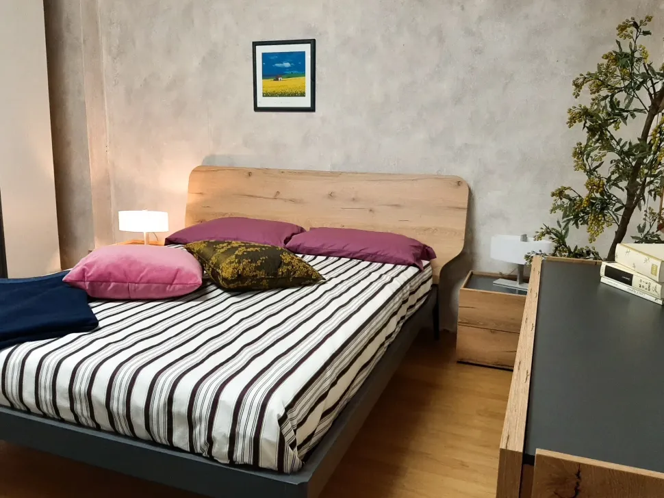 Letto matrimoniale con gambe Elegance Siloma a prezzo scontato