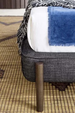 Letto matrimoniale con gambe Tuftè Novamobili a prezzo scontato