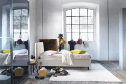 Letto matrimoniale con gambe Bob a prezzo riservato