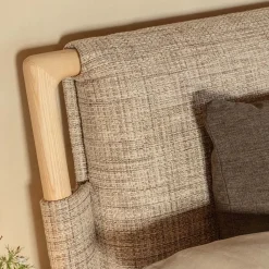 Letto matrimoniale con piedini Gaudì a prezzo riservato