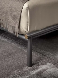 Letto matrimoniale con piedini Iko a prezzo riservato