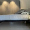Letto matrimoniale con piedini Letto effetto sospeso Veneran a prezzo ribassato