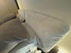 Letto matrimoniale con piedini Letto effetto sospeso Veneran a prezzo ribassato