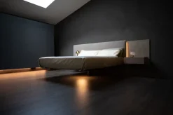 Letto matrimoniale con piedini Fluttua Lago a prezzo scontato