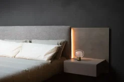 Letto matrimoniale con piedini Fluttua Lago a prezzo scontato