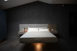 Letto matrimoniale con piedini Fluttua Lago a prezzo scontato