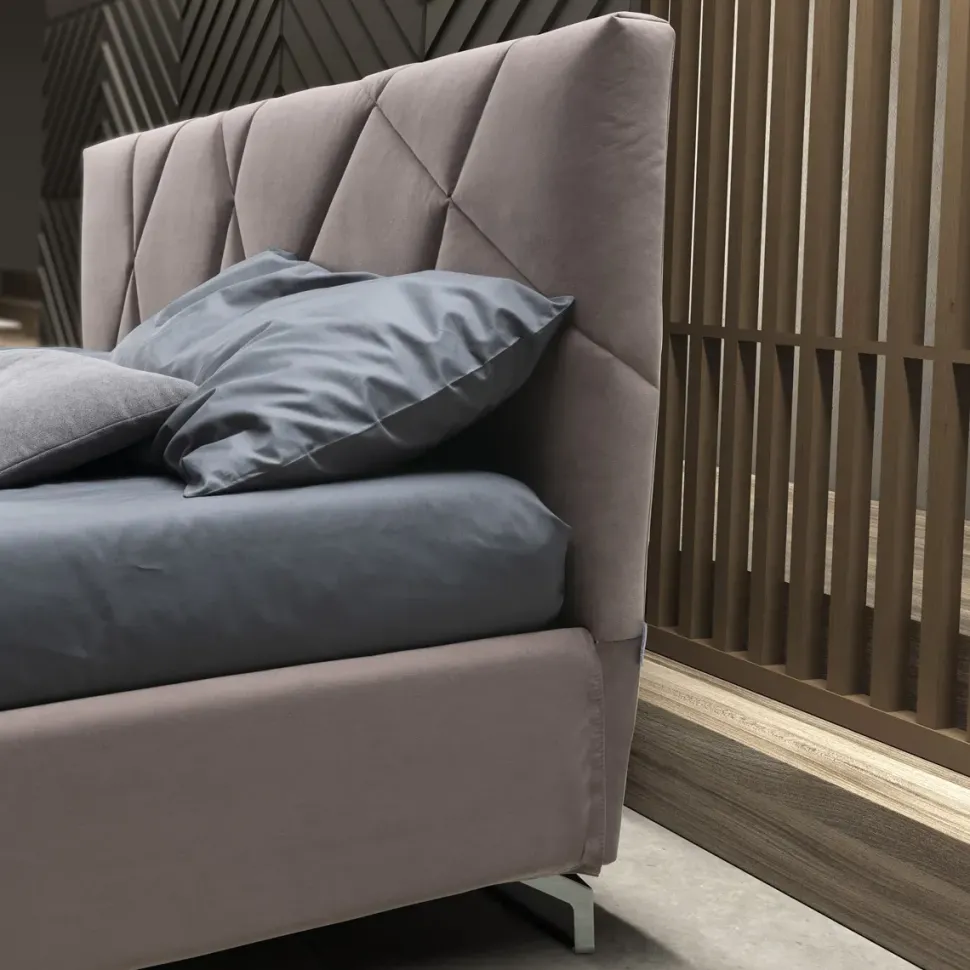 Letto matrimoniale con piedini Chiara con rete di struttura a prezzo riservato