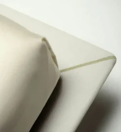 Letto matrimoniale con piedini Jt Samoa a prezzo scontato