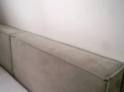 Letto matrimoniale imbottito light di Samoa. Gambe moderne. Prezzo scontato!