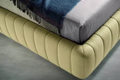 Letto matrimoniale imbottito Samoa Bside. Design moderno, gambe in legno. Prezzo ribassato!