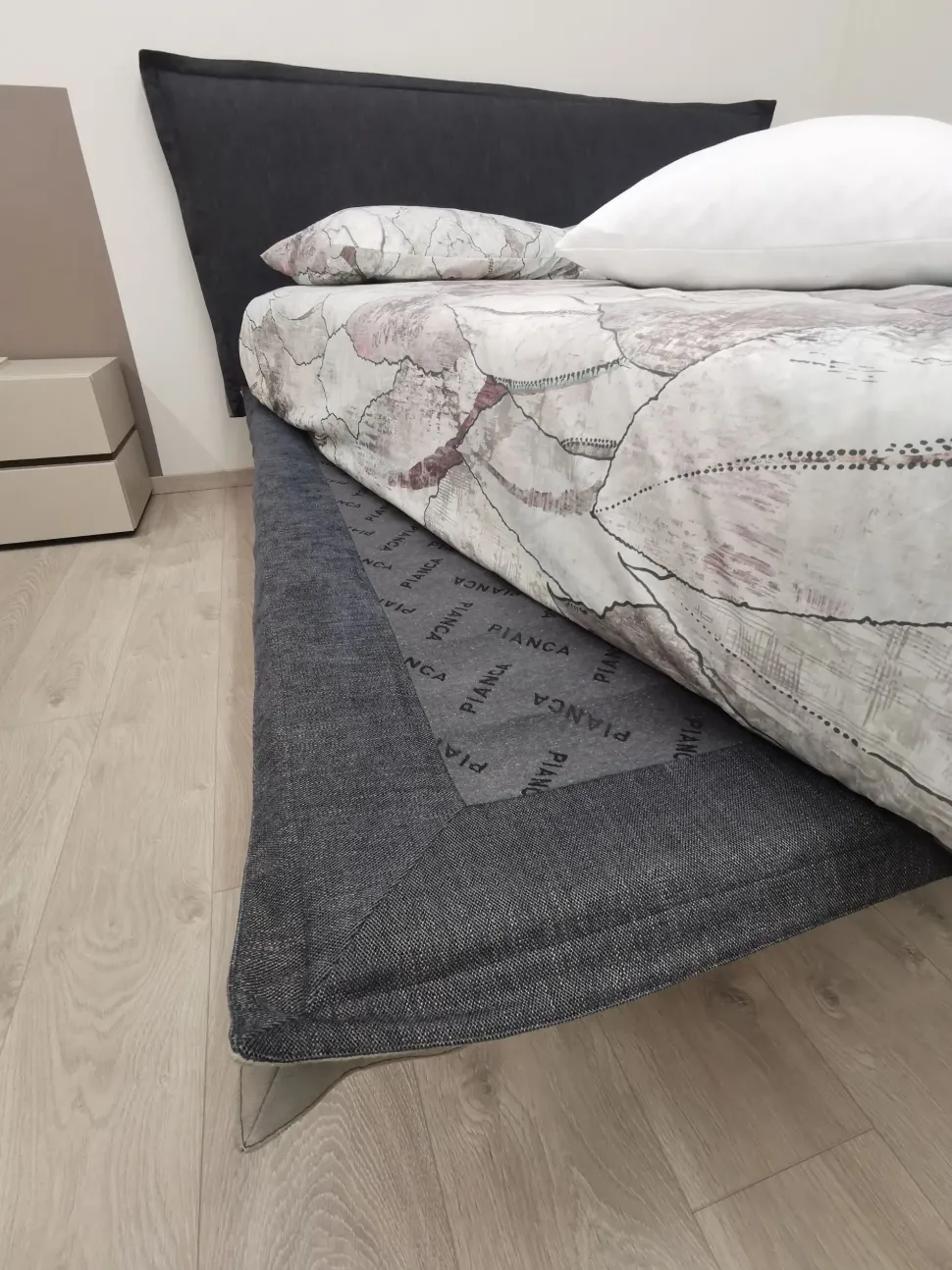 Letto matrimoniale moderno Aladino Pianca a prezzo scontato