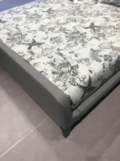 Letto moderno Ayame Tisettanta con gambe. Prezzo scontato!