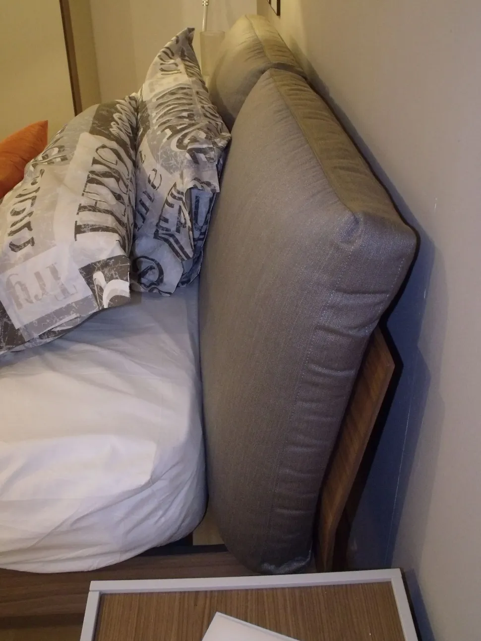 Letto moderno con gambe Abbraccio legno Sangiacomo a prezzo scontato