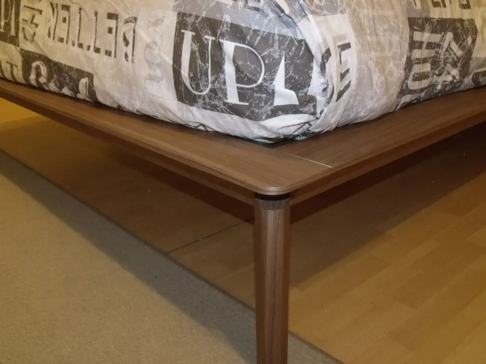 Letto moderno con gambe Abbraccio legno Sangiacomo a prezzo scontato