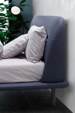 Letto moderno con gambe Malè Novaluna a prezzo scontato