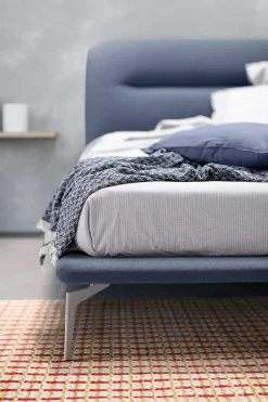 Letto moderno con gambe Malè Novaluna a prezzo scontato