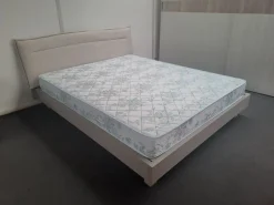 Letto moderno con gambe Tahiti S75 a prezzo ribassato